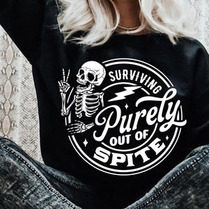 Sobrevivir puramente por despecho SVG, Humor negro svg, Por despecho SVG, Rencor svg, Esqueleto divertido Sarcasmo SVG, Brujería Svg