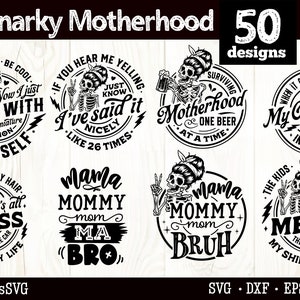 Op de afbeelding: Een set van 50 zwart-witte SVG-ontwerpen met humoristische citaten over moederschap. De ontwerpen bevatten een skelet met een vredesteken en verschillende spreuken zoals "Ik was vroeger cool, nu discussieer ik alleen nog maar met een miniatuurversie van mezelf" en "Mama Mommy Mom Ma Bro".