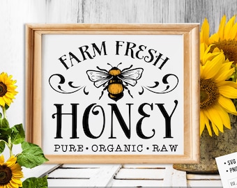 Puede incluir: Un cartel blanco con texto negro que dice "Farm Fresh Honey Pure Organic Raw" con una ilustración estilizada de una abeja en el centro.