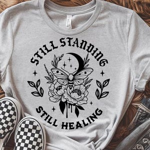 Still stehen still Heilung SVG, Luna Moth svg, Mentale Gesundheit svg, Healing Ära svg, Selbstliebe svg, Heilung svg, Therapie svg, Blumenmond