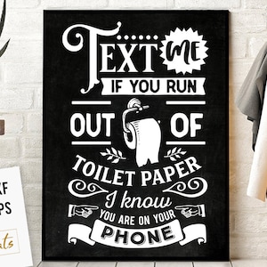 Puede incluir: Señal imprimible en blanco y negro con el texto "Text me if you run out of toilet paper I know you are on your phone".