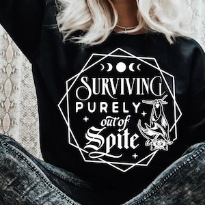 Sobrevivir puramente por despecho SVG, Humor negro svg, Por despecho SVG, Rencor svg, Esqueleto divertido Sarcasmo SVG, Humor adulto svg, Brujería Svg