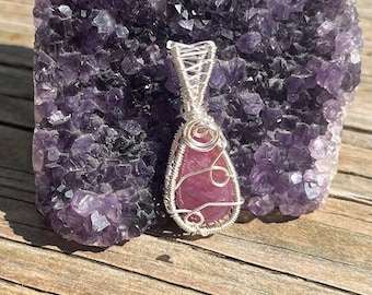 Robijnrode draadwikkelhanger, draadgewikkelde robijn, robijnrode hanger, robijnrode ketting, robijnrode sieraden, robijnrode cabochon, robijnrode draadwikkelhanger, bedwelmende draadwikkel