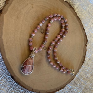 Collar de cuentas de rodocrosita, envoltura de alambre de rodocrosita, collar de rodocrosita, collar de piedras preciosas boho, joyería de rodocrosita, rosa hecho a mano