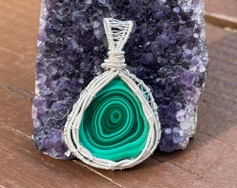Ciondolo in malachite avvolto in filo metallico, malachite avvolta in filo metallico, ciondolo in malachite, collana in malachite, gioielli in malachite, malachite incantata avvolta in filo metallico