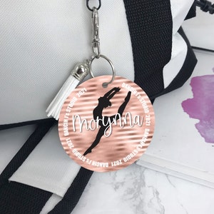 Personalisierter Taschenanhänger für Tänzerinnen: Roségoldene Streifen, monogrammiertes Aluminium