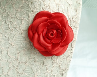 Broche fleur en soie rouge, broche fleur de corsage, broche camélia, camélias en tissu, broche fleur, cadeau d'amitié pour femme