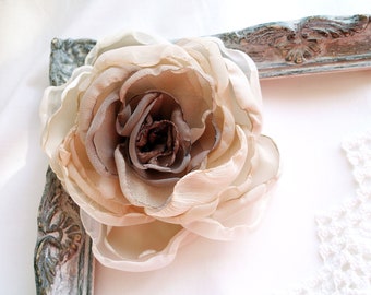 Broche de flor de seda color crema beige, flor de tela para sombrerería, pinza floral para el cabello, broche para ramillete de boda.