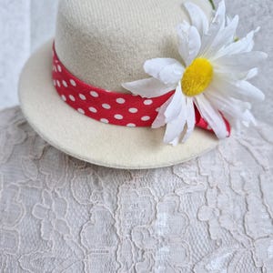 Mini cilinderhoed met madeliefjebloemen, crèmewitte tovenaarhoed, madeliefjes, Mary Poppins-kostuumhoed, cosplay-hoofddeksel, rood witte stippen