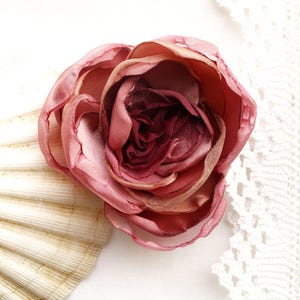 Mauve pink flower brooch, silk flower hair clip for women, Ombre pink flower broach, Dusty pink, Mother of bride, natural beauty, rose pin