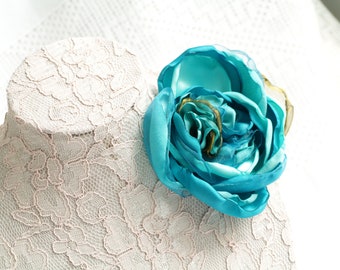 Spilla con fiore di seta verde acqua chiaro: spilla da sposa turchese, fiore in tessuto per modisteria, regalo per donna