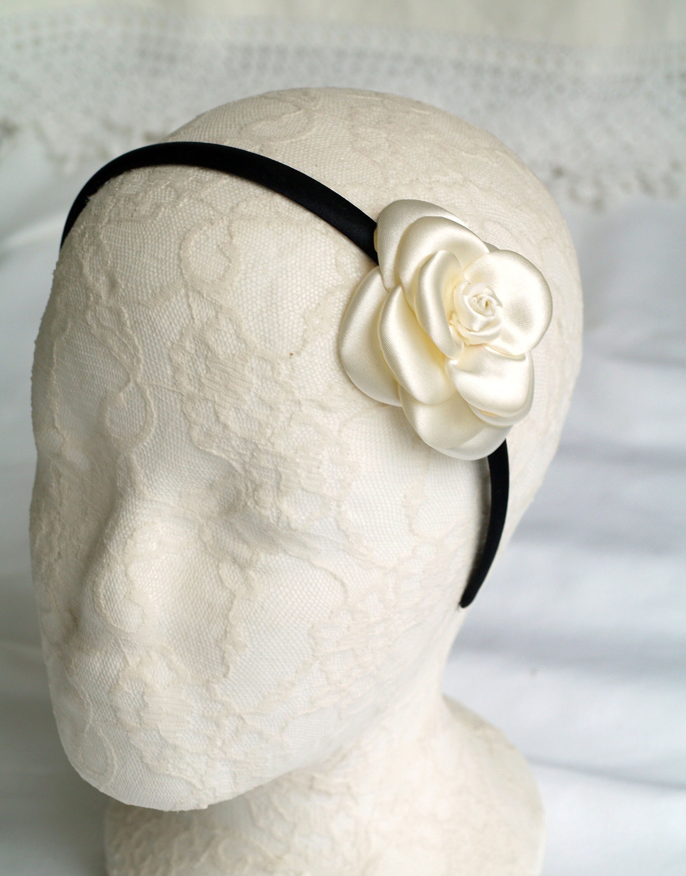 Creamy White Silk Flower Headband: Women display picture 3
