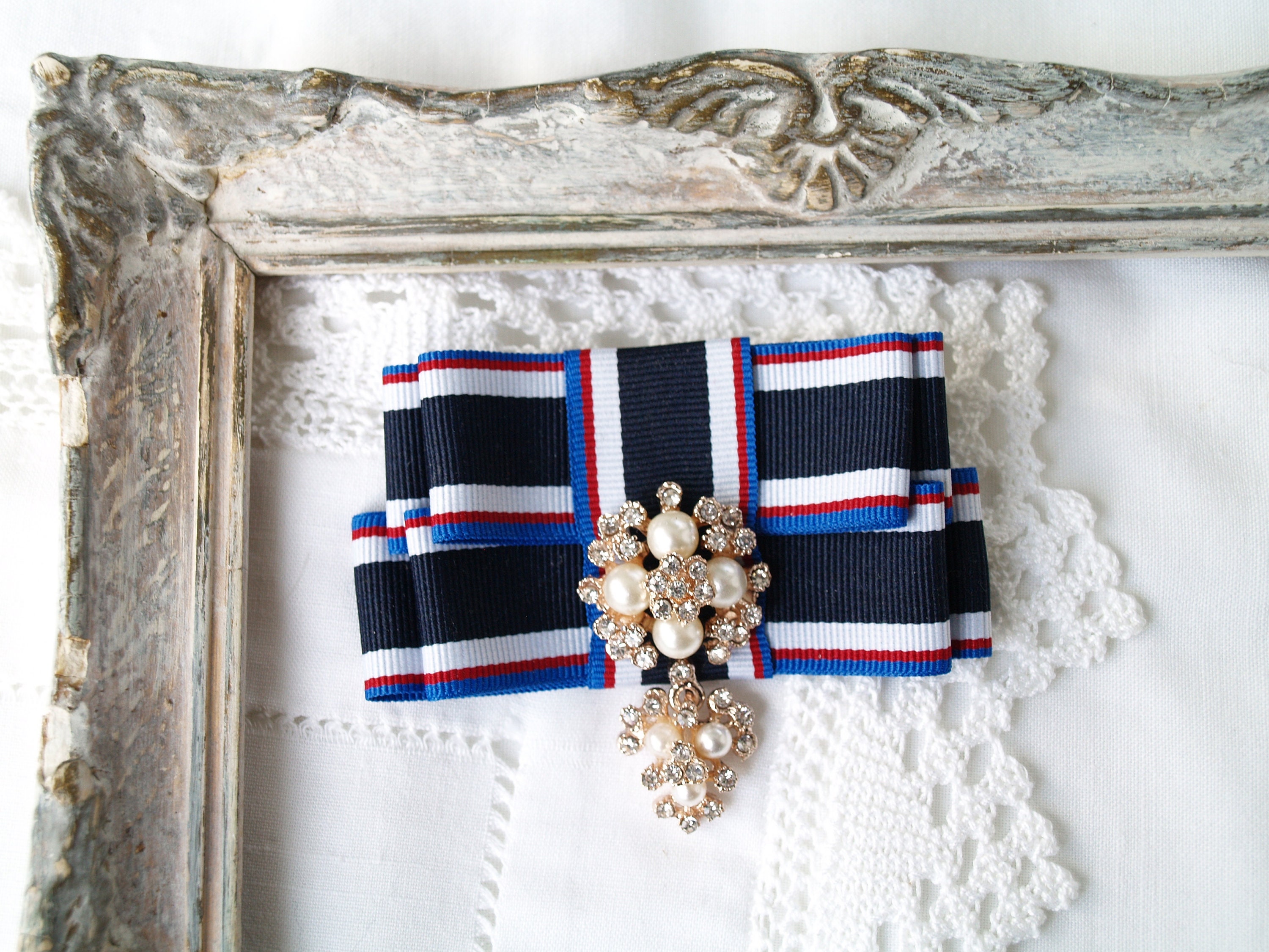 Broche Longue Nœud Papillon Avec Pompon Et Dentelle, Sertie De CZ Blanc - Plaqué Or - Neuf Sans Emballage