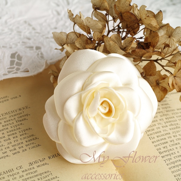 Creamy White silk flower broach, satin flower pin, Fabric Camellia broche, Camellia brooch small, Camelia pins, Nature lovers gift woman