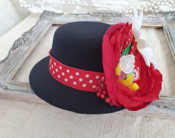 Schwarz Rot Mini Hut Haarspange, Mary Poppins Kopfschmuck, Blumiger Mini Hut mit Gänseblümchen, Mary Poppins Kostüm Kopfschmuck, Haar Fascinator OOAK