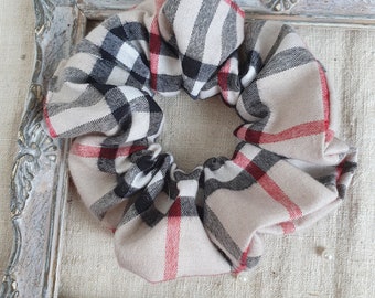 Elástico de cabelo artesanal em xadrez tartan bege, preto e vermelho.