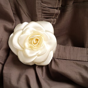 White camellia brooch pin, Off White camellia broach, petite brooches, Fabric Camellias, classic style, White Corsage Flower, Camelia pins