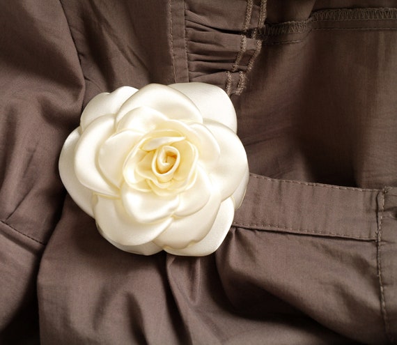 SATIN ROSE BROOCH OFF WHITE SATIN ROSE BROOCH OFF WHITE