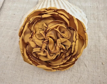 Broche de peonía de seda dorada: broche de flor de tela, pinza para el cabello con adorno floral