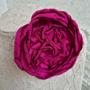 Spilla Floreale A Peonia In Raso Di Seta – Grande 12 Cm, Bianca, Per Matrimoni, Feste E Accessori Di Moda
