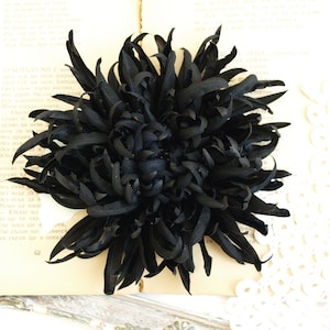 Broche de flor extra grande, prendedor de flor negra, broche de crisantemo de tela, flor de ramillete negra, combinaciones de colores personalizadas también disponibles, regalo