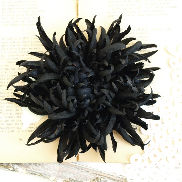 Extra Große Blumenbrosche, Schwarze Blumenbrosche, Stoff Chrysantheme Brosche, Corsage Blume schwarz, Maßgeschneiderte Farbschemata auch erhältlich, Geschenk