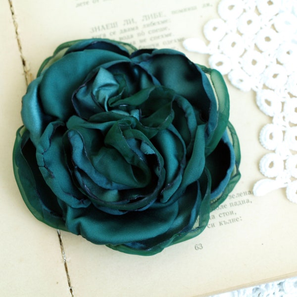 Fleur de corsage vert profond, broche de fleur verte, pince à cheveux, vert pin, fleur en tissu, mère de la mariée, vert forêt, vert émeraude, cadeau