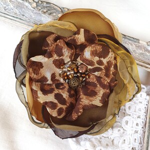 Broche de flor de tela, pasador de corsage de hombro de oro marrón, clip de flor de seda, accesorios con estampado animal, regalo para mujer, guepardo, pasador de hombro