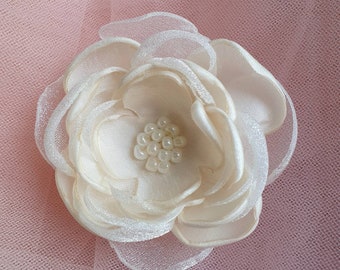 Brosche creme weiss, Stoffblumen für Kleid, Organza Brosche, kleine Blume Brosche, Seidenblume Brosche, Haarclip Blume