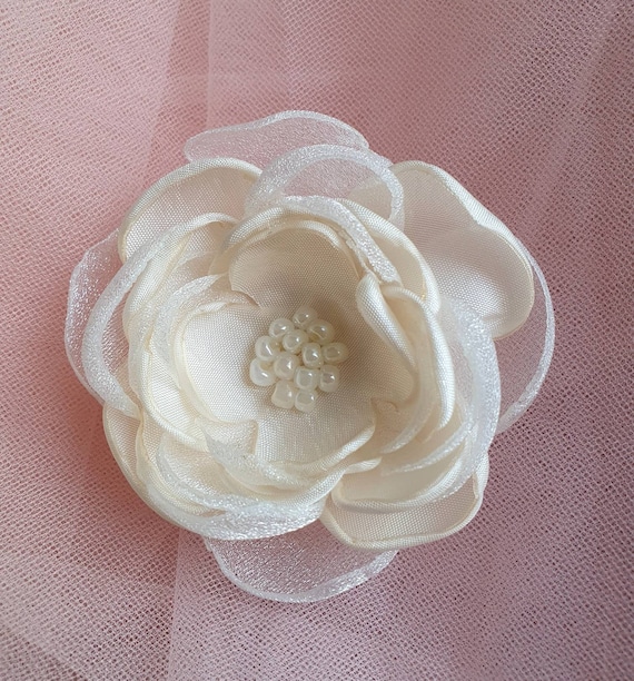 SATIN ROSE BROOCH SMALL OFF WHITE SATIN ROSE BROOCH SMALL OFF WHITE