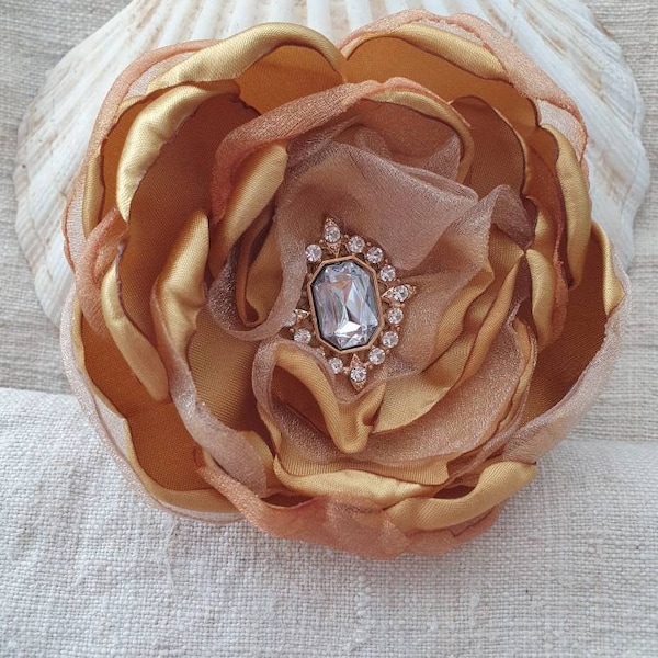 Broche fleur en soie, barrette fleur organza dorée, épingle fleur, morceau de cheveux de mariée, mère de la mariée, cadeau fleur, épingles fleur de corsage