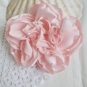 Broche de flor rosa pálido, clip de pelo de flor rosa claro, alfiler de brocha de flor de tela, fascinación floral, flor de corsage rosa, flores de seda, fiesta de graduación