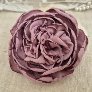 Dusty purple flower brooch, Light purple flower clip, Small flower brooches, Mauve corsage flower, Lavender Flower pin in silk, Serenity