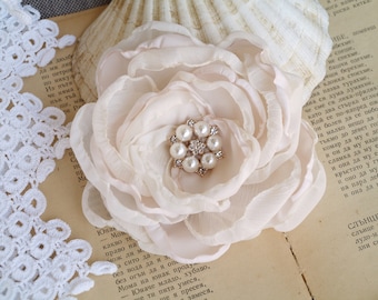 Cream White flower brooch with pearls and crystals, off white fabric flower, white Flower clip, bridal hair piece, Champagne corsage flower