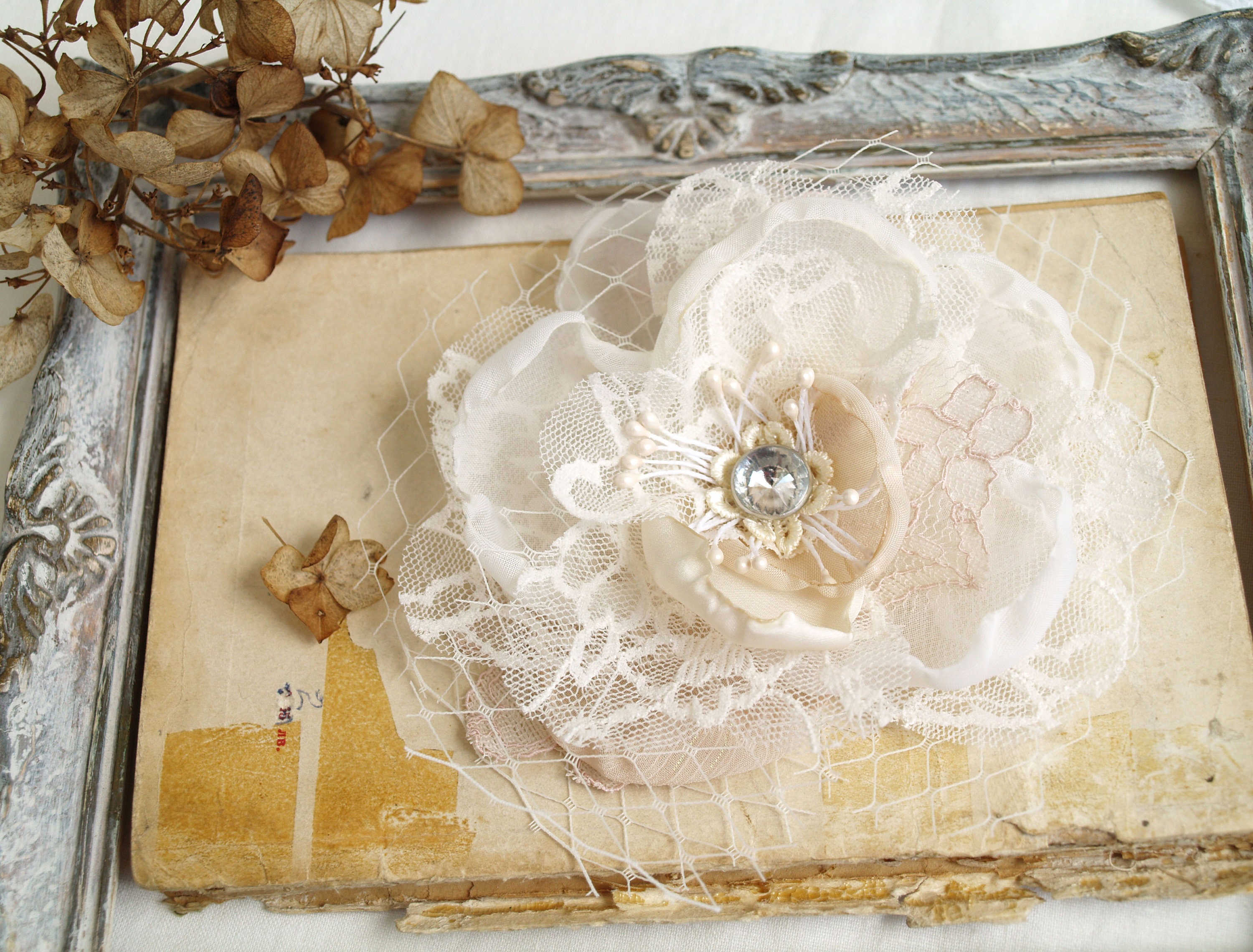 Natural White Lace Flower Brooch: Cream White Silk Bridal  display picture 1