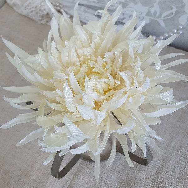 Grande broche fleur, épingle fleur blanc crème, broche chrysanthème en tissu, fleur de corsage ivoire, fleur de soie champagne, cadeau pour les amoureux de la nature