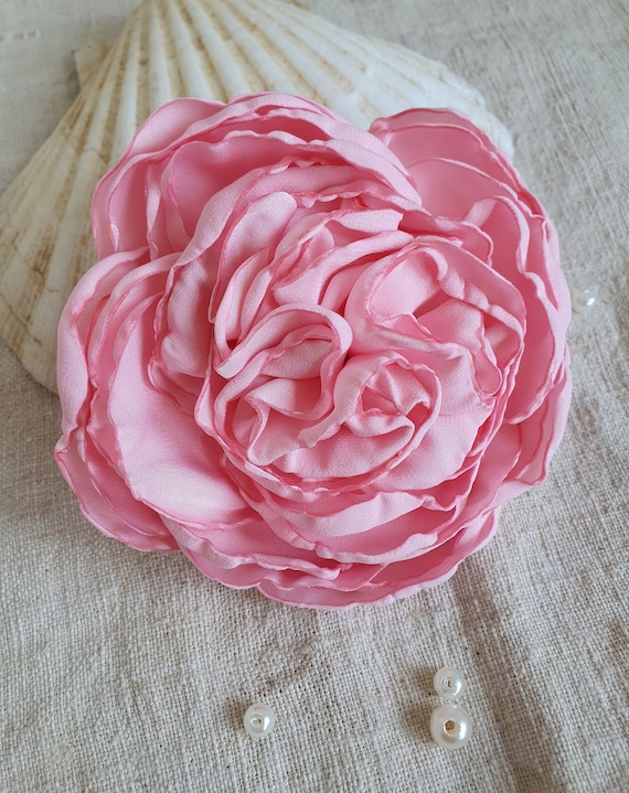Vavhoo Pink Camellia Flower Brooch Pin Petal Elegant Exquisite Art Brooch For Women Wedding Banquet Party Pink
