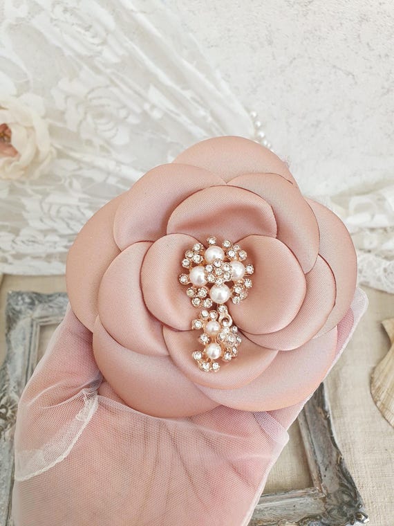 Brosche „Misty Rose Camellia“: Zartrosa Stoffblumen-Anstecknadel mit Perle und Kristall
