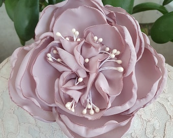 SATIN ROSE BROOCH TAUPE SATIN ROSE BROOCH TAUPE