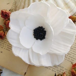 Broche fleur d'anémone en soie blanche : barrette de mariage bohème