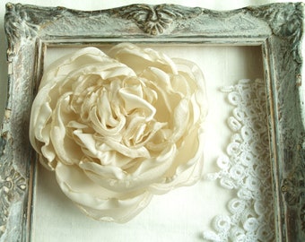 Spilla di fiori champagne, spilla bianca cremosa, fiore di tessuto bianco sporco, matrimonio d'avorio, fermaglio per capelli fiore, sposa Boho, grande fiore di organza