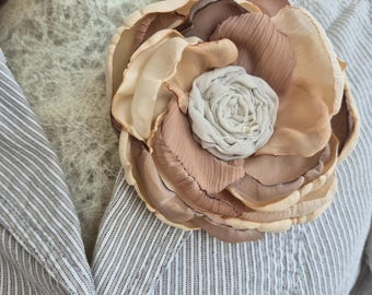 Broche floral de tela color marfil, beige y marrón: elegante broche floral.