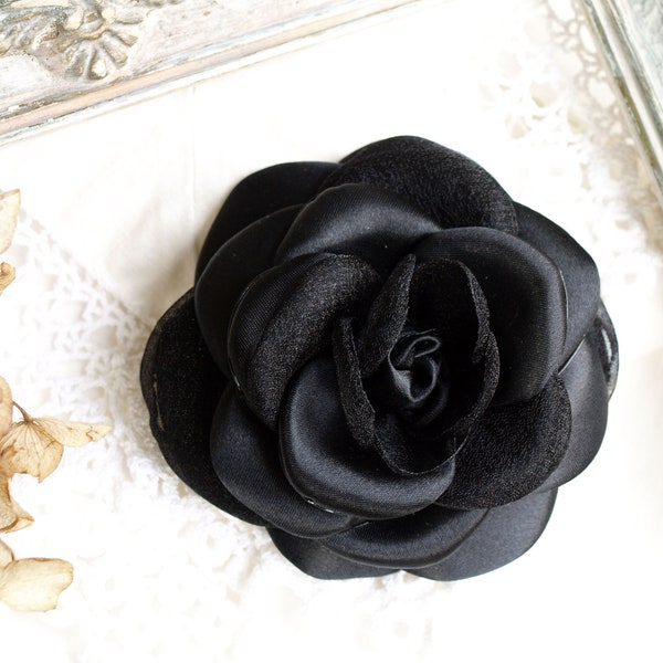 Broche de flor negra, alfiler de flor de corsage, broches de flores negras, estilo clásico, broche de camelia, flor de satén negro, flor de tela, regalo