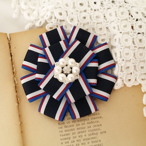 Broche rosace rouge blanc bleu : épingle à cocarde rayée en ruban gros-grain