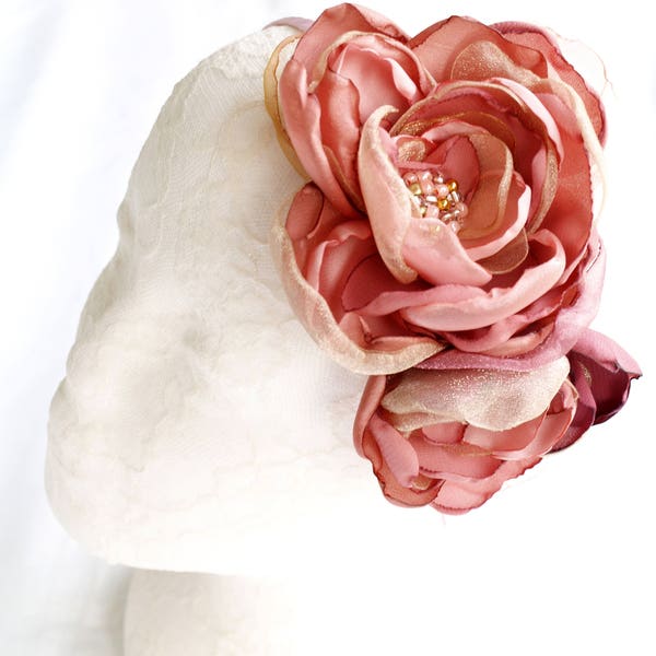 Rose gouden fascinator, groot bloemhoofdstuk, stofroze, hoofdband fascinator, stoffige roos, blozen en gouden hoofddeksel, bloemenkroon voor volwassenen