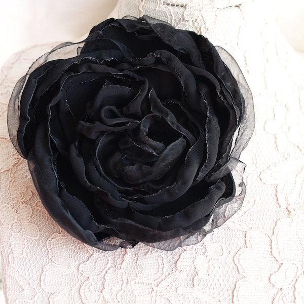 Broche de flores negras, broche de flores de tela, alfiler de rosa negra, broche de corsage de rosas, clip de pelo de flores, alfiler de flores negras, flor de seda negra, gótico