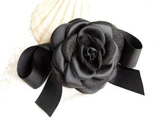 黒椿の花のブローチ：リボン飾りの付いたサテンのコサージュピン