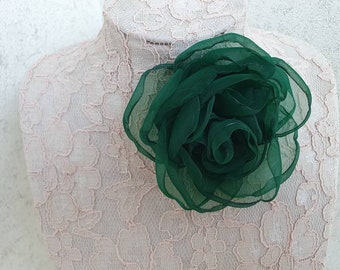 Broche fleur vert foncé, épingle fleur en organza, fleur en tissu vert émeraude, mère de la mariée, vert forêt, fleur de corsage vert, cadeau