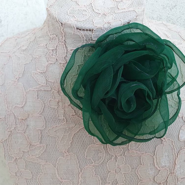 Broche de flores de color verde intenso, alfiler de flores de organza, flor de tela verde esmeralda, madre de la novia, verde bosque, flor de ramillete verde, regalo