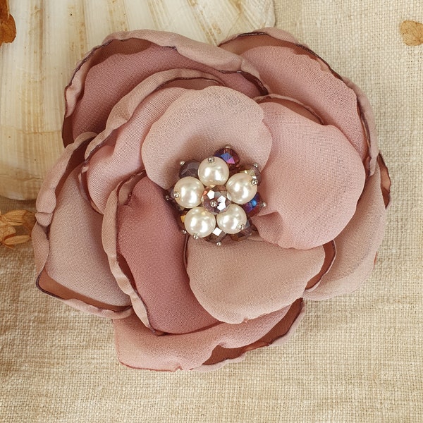 Blush Blumen Brosche mit Perlen, Stoffblume beige puder, Seidenblume Clip, Braut Haarschmuck, Anstecknadel Blume, staubrosa Blume, Geschenk